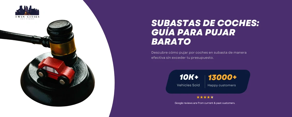 A gavel and a red toy car on a black base with text "Subastas de Coches: Guía para Pujar Barato" and stats on vehicles sold and happy customers.