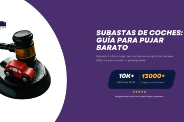 A gavel and a red toy car on a black base with text "Subastas de Coches: Guía para Pujar Barato" and stats on vehicles sold and happy customers.