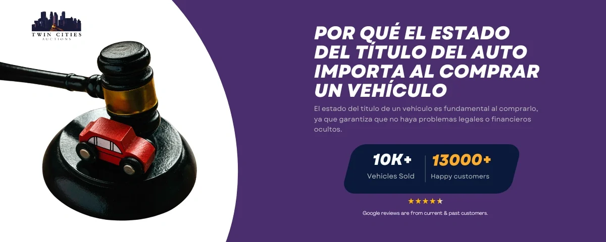 Imagen de un martillo de subasta junto a un automóvil de juguete, con texto sobre la importancia del estado del título del auto al comprar un vehículo.