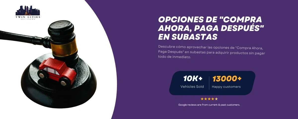 Martillo de subasta con un pequeño automóvil rojo sobre una base negra, junto al texto sobre opciones de "Compra Ahora, Paga Después" en subastas.